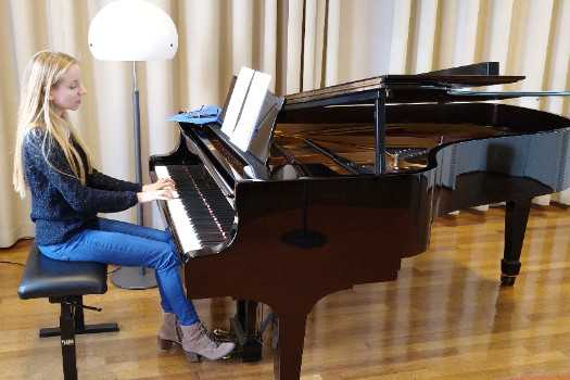 Diplômée de la Haute école de musique de Lausanne donne cours de piano tous niveaux