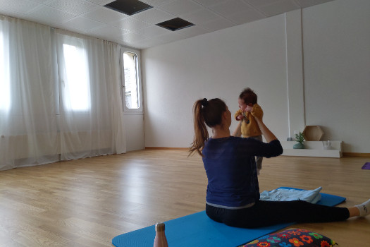 Yoga prénatal et postnatal avec bébé à Fribourg