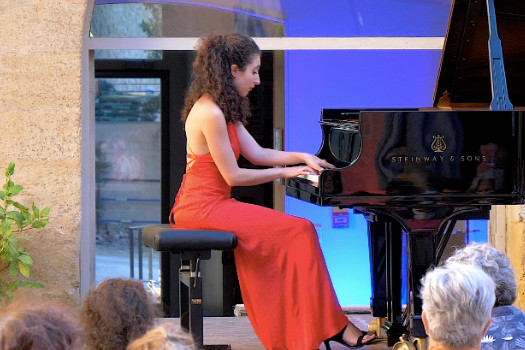Pianiste professionnelle diplômée de la Haute Ecole de Musique donne cours de piano à Genève