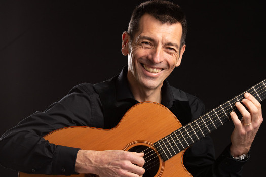 Musicien professionnel & enseignant expérimenté, transmet sa passion pour les instruments à cordes 